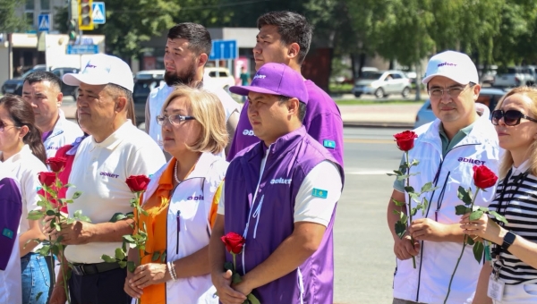 В Усть-Каменогорске представители партии «Әділет» возложили цветы к памятнику Абая
